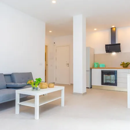 Apartament Hugo 1 *